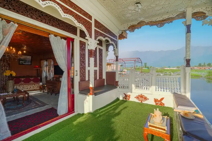 SaffronStays Kingori Houseboat, Srinagar