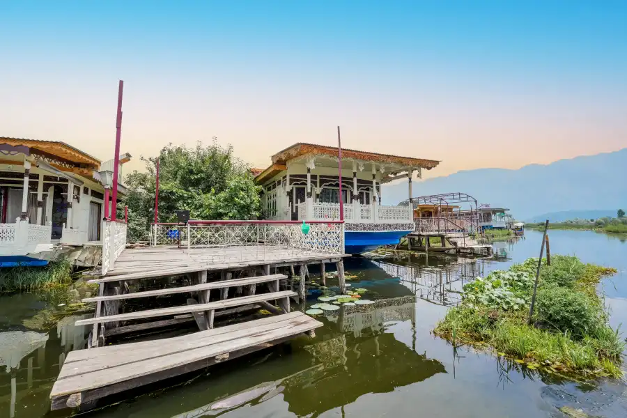 SaffronStays Kingori Houseboat, Srinagar