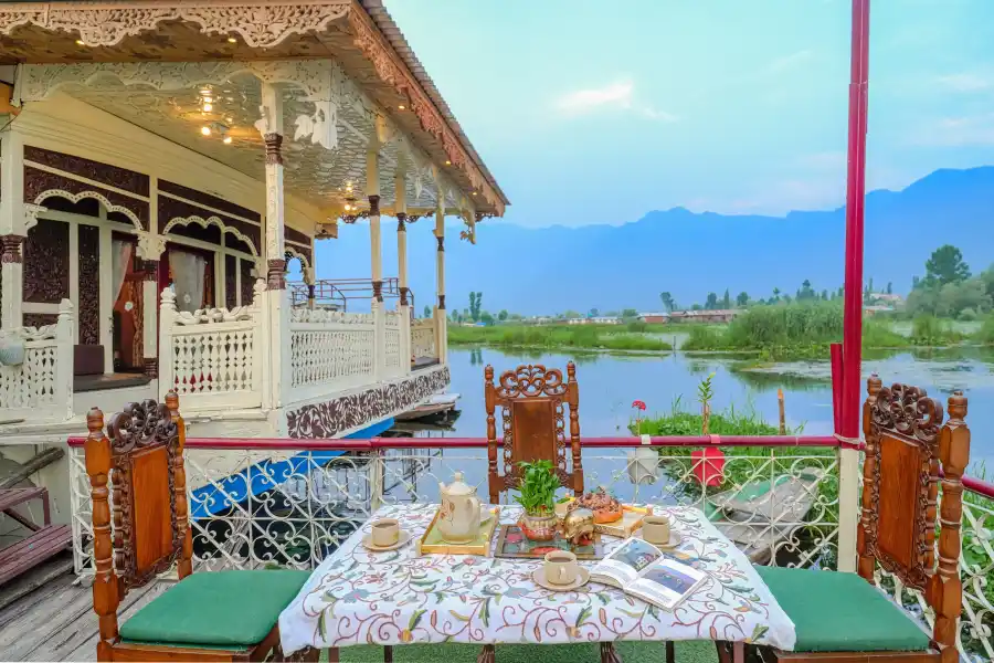 SaffronStays Kingori Houseboat, Srinagar