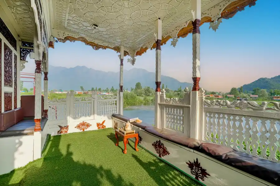 SaffronStays Kingori Houseboat, Srinagar