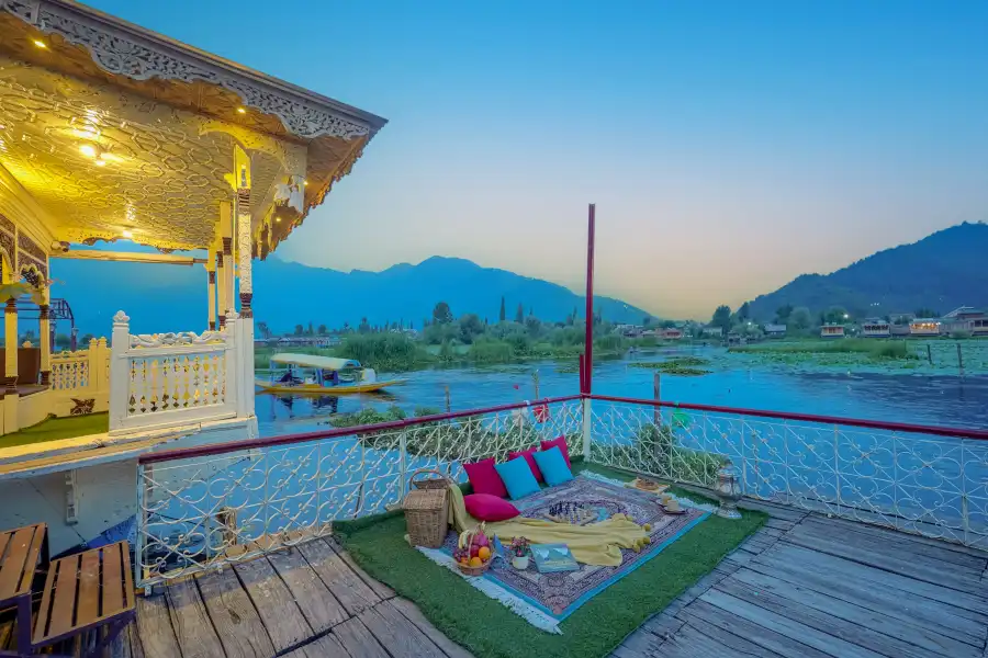 SaffronStays Kingori Houseboat, Srinagar