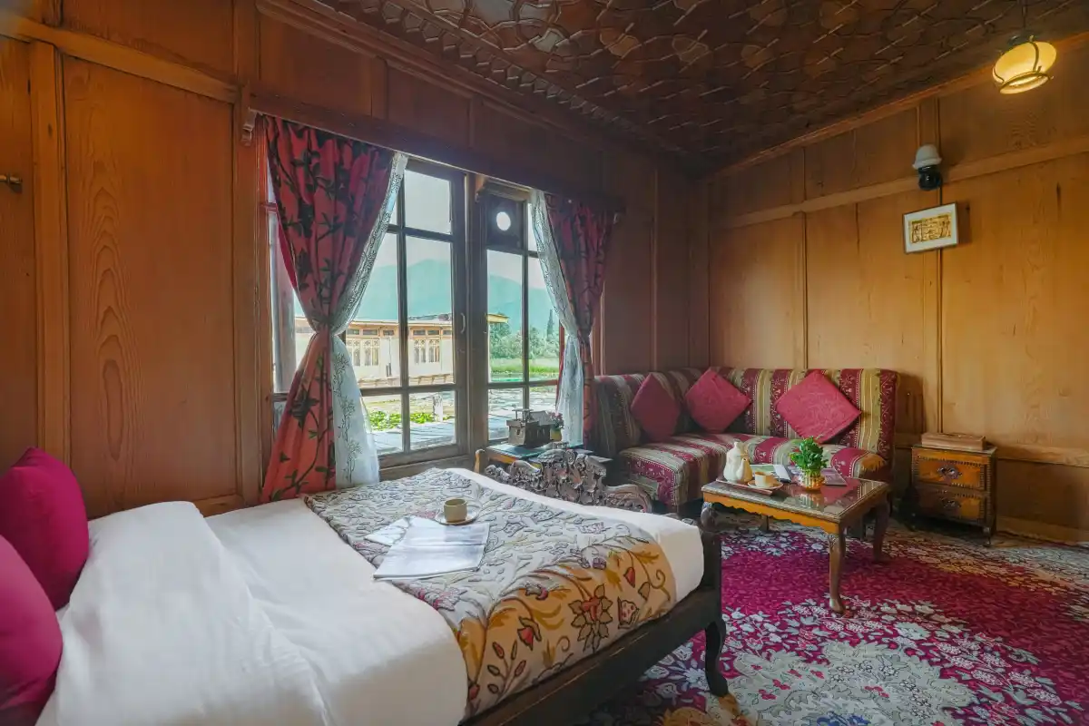 SaffronStays Kingori Houseboat, Srinagar