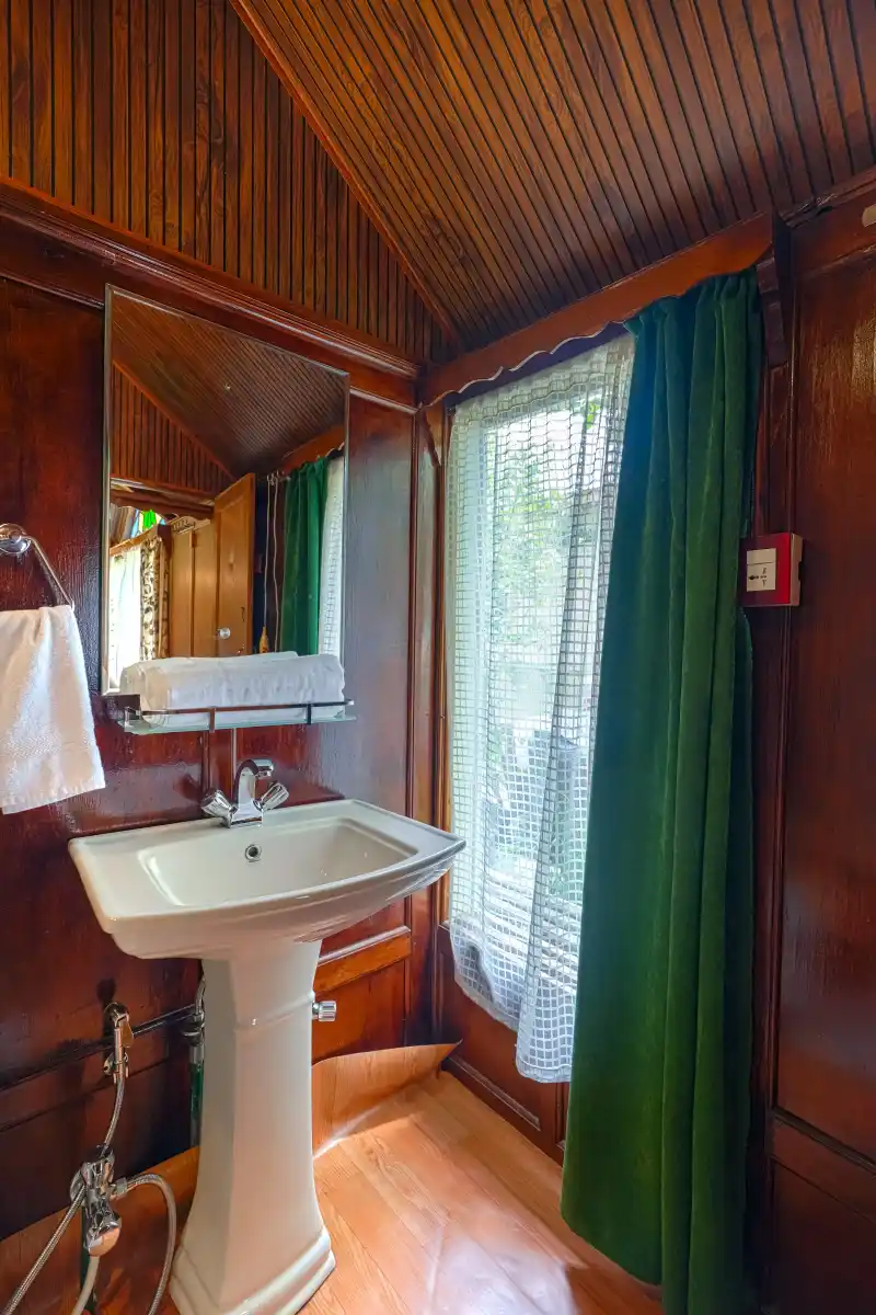 SaffronStays Kingori Houseboat, Srinagar