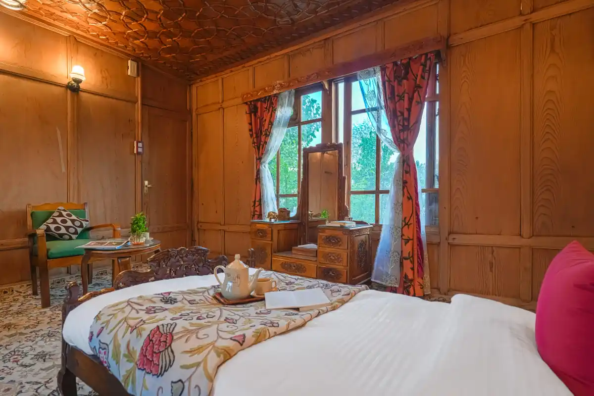 SaffronStays Kingori Houseboat, Srinagar