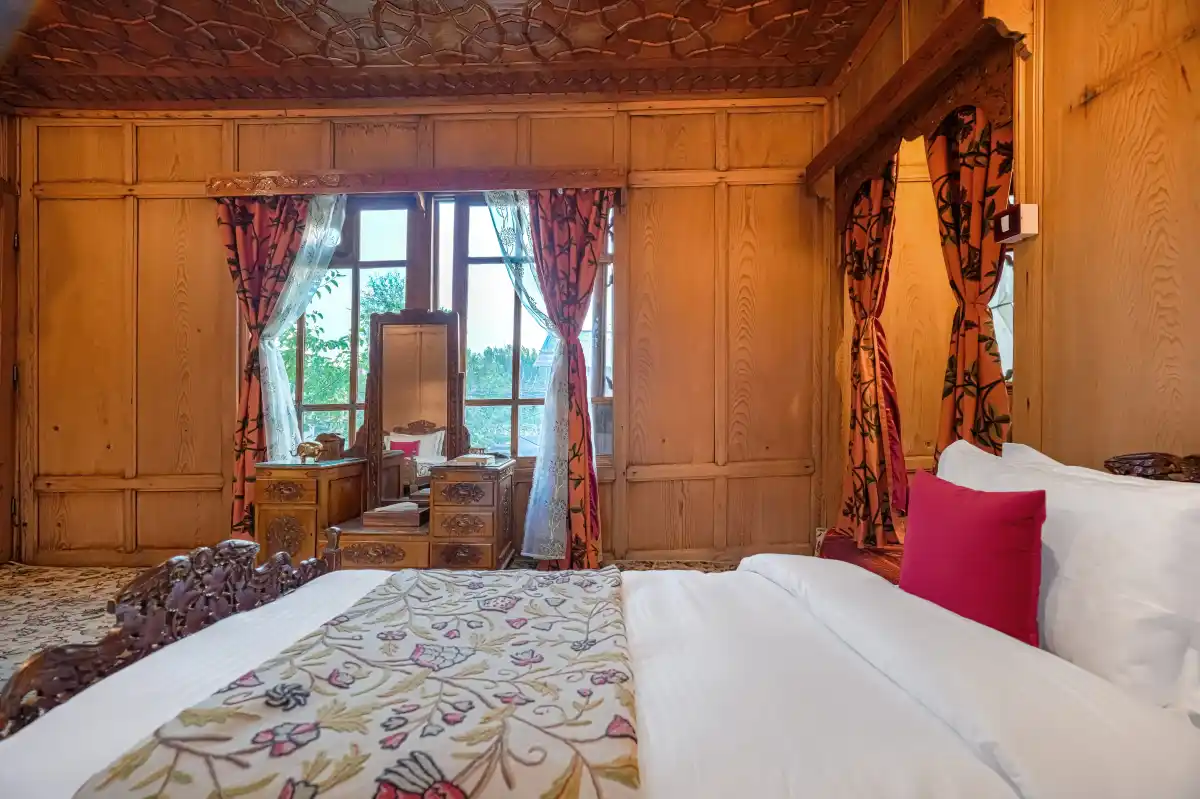 SaffronStays Kingori Houseboat, Srinagar
