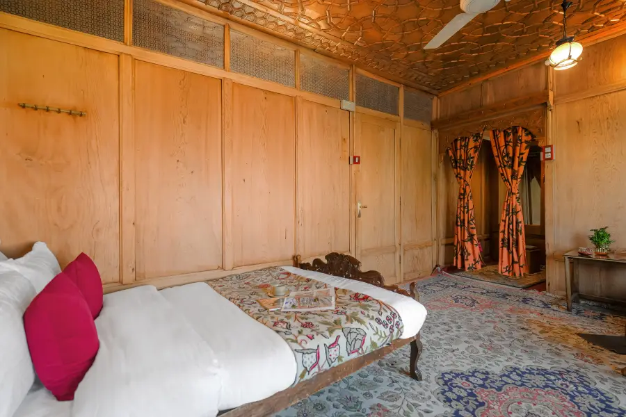 SaffronStays Kingori Houseboat, Srinagar