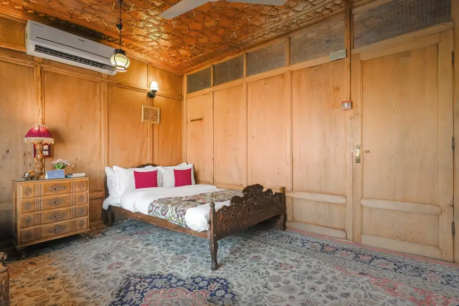 SaffronStays Kingori Houseboat, Srinagar