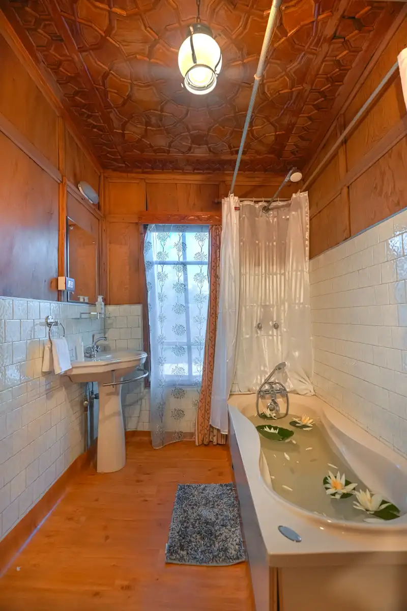 SaffronStays Kingori Houseboat, Srinagar