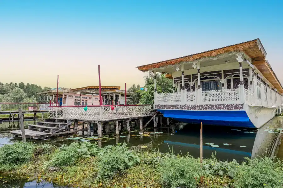 SaffronStays Kingori Houseboat, Srinagar