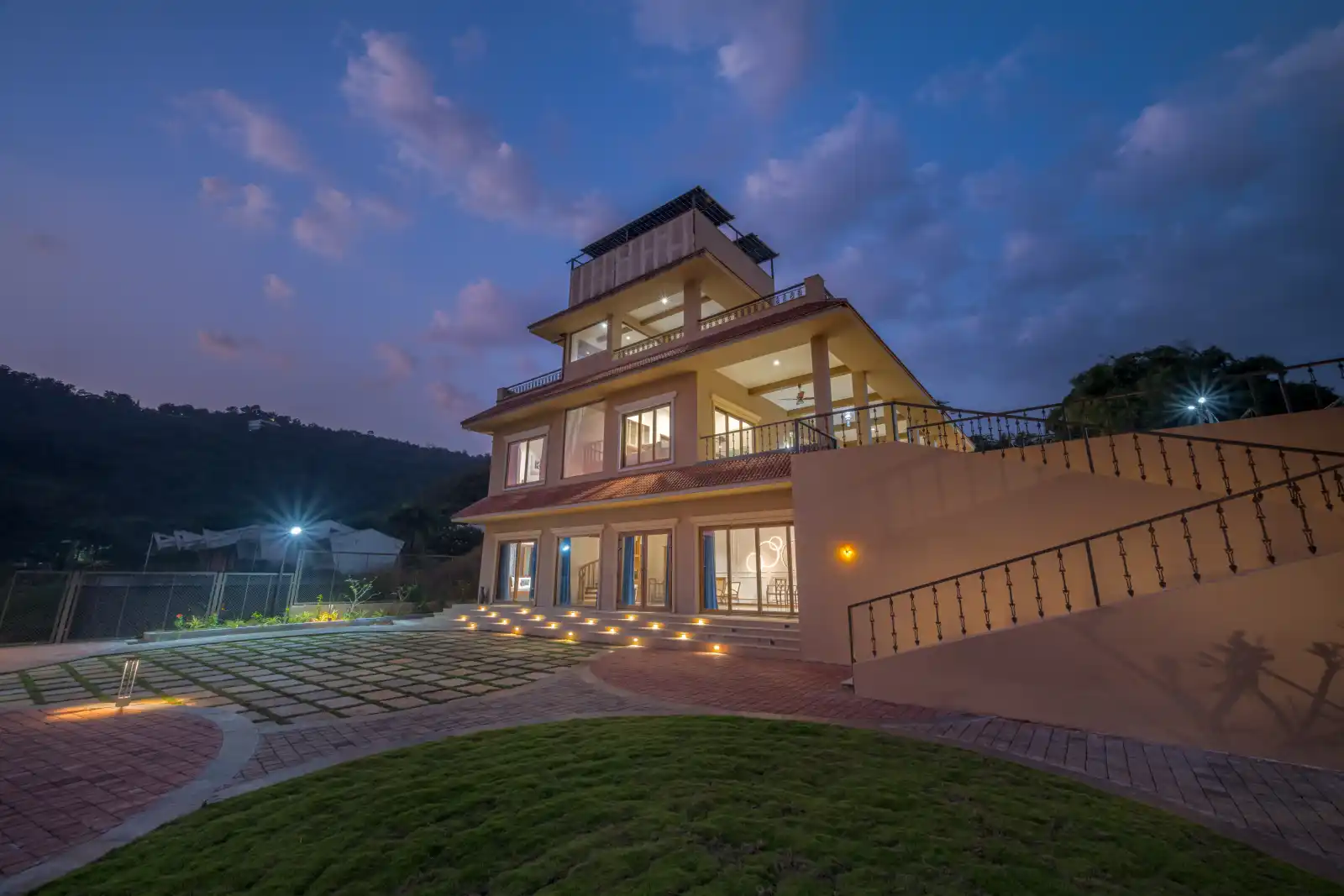 SaffronStays Lakefront Nivriti, Pune
