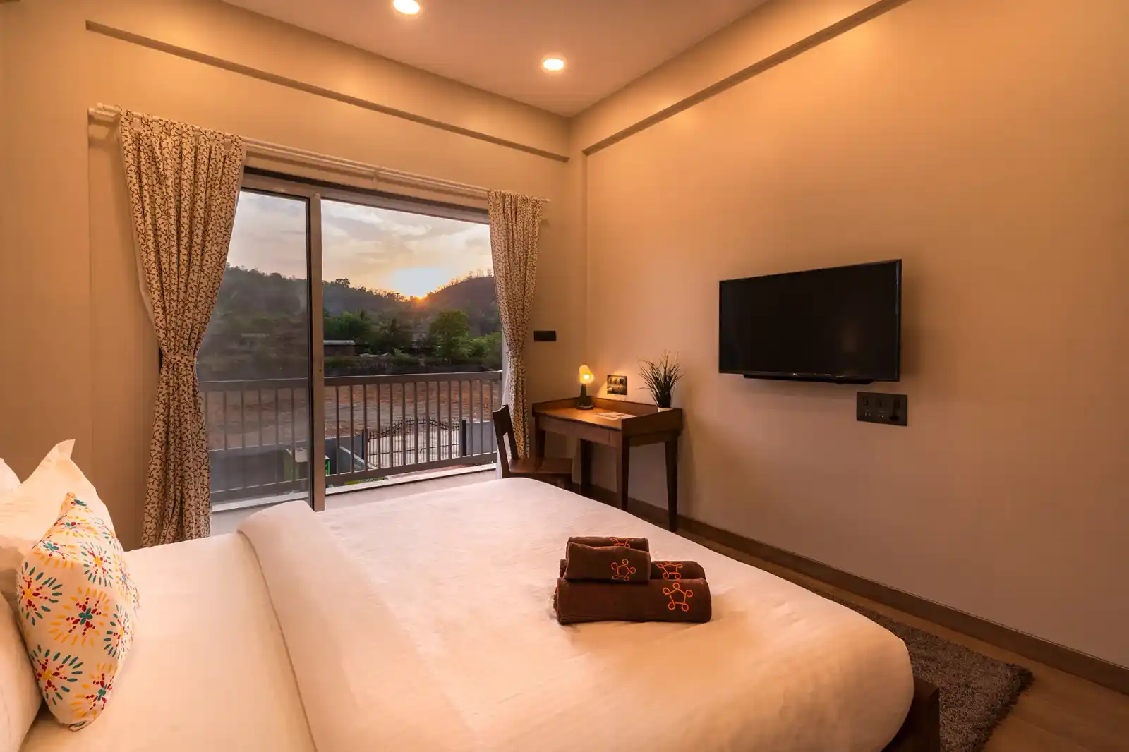 SaffronStays Midori, Kolad