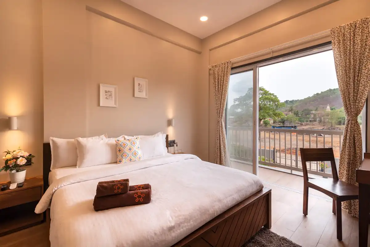 SaffronStays Midori, Kolad