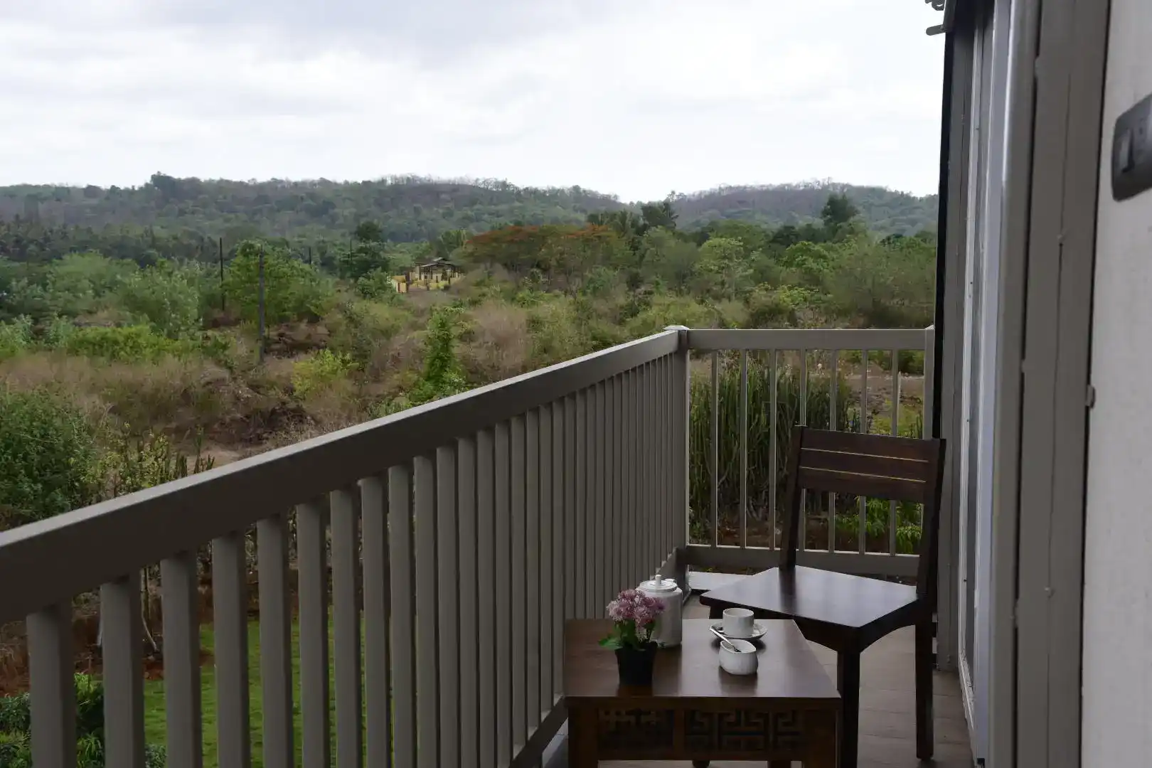 SaffronStays Midori, Kolad