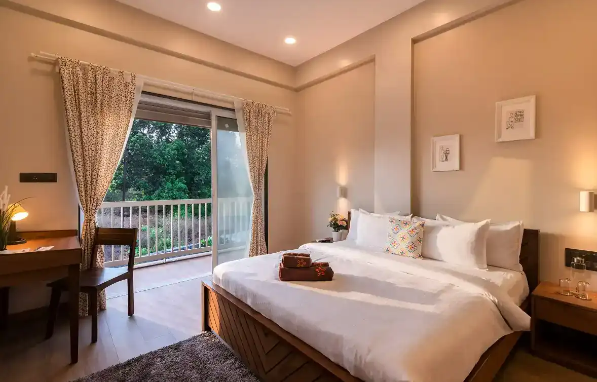 SaffronStays Midori, Kolad