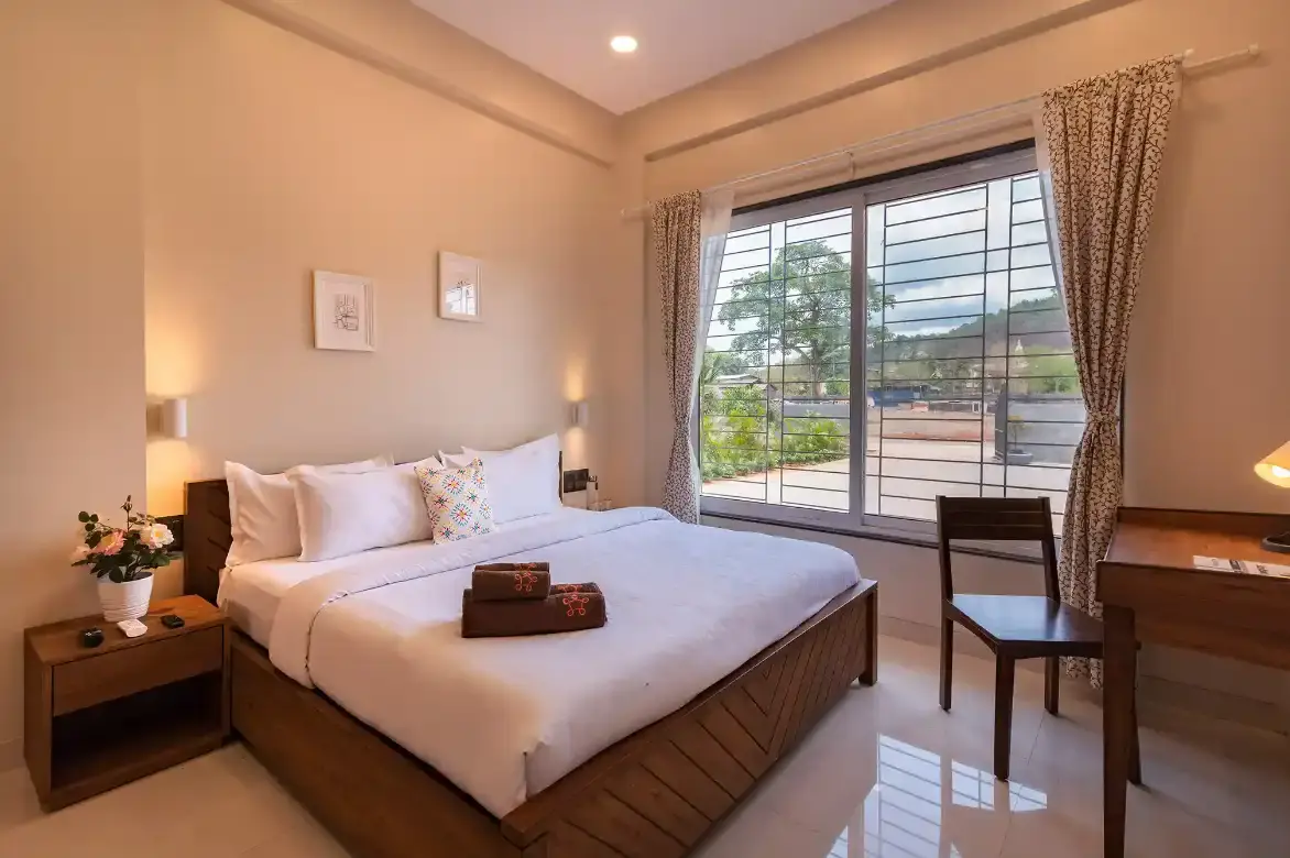 SaffronStays Midori, Kolad