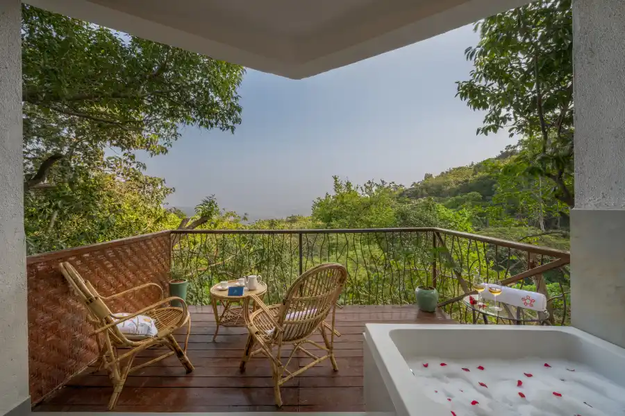 SaffronStays Raanwaara Luxe, Pawna