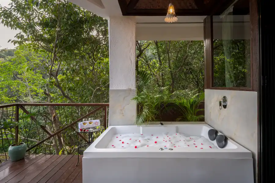 SaffronStays Raanwaara Luxe, Pawna