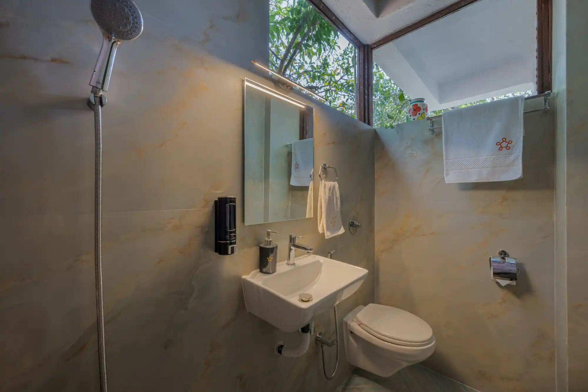 SaffronStays Raanwaara Luxe, Pawna