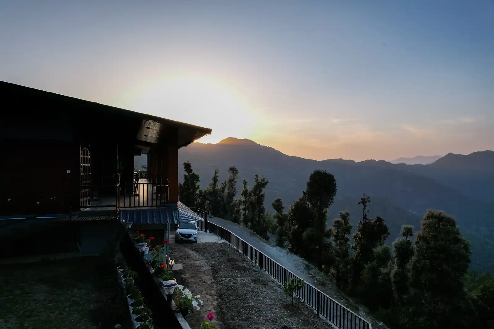 SaffronStays The Rhodoville, Kanatal
