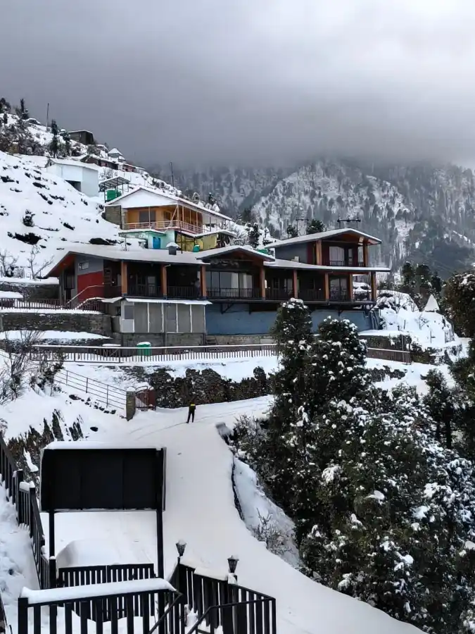 SaffronStays The Rhodoville, Kanatal