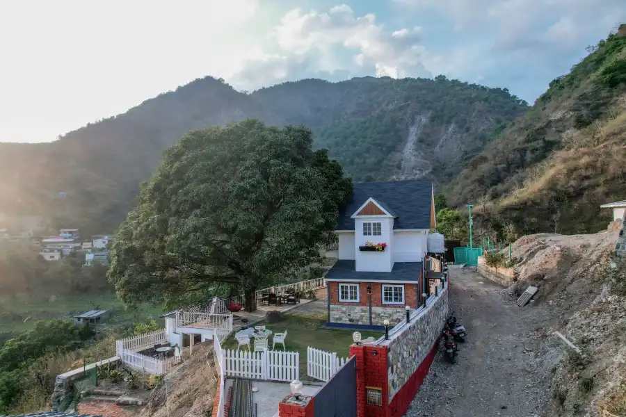 SaffronStays Woodpeckers Suite, Dehradun