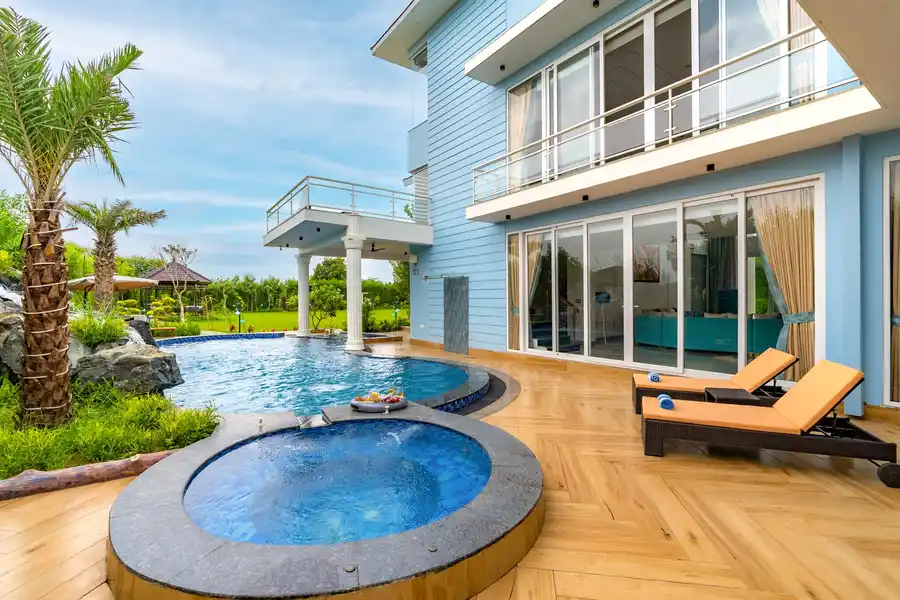 Sapphire @ Serenity Farms w/ Pool, New Delhi