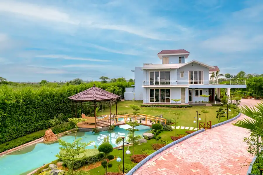 Sapphire @ Serenity Farms w/ Pool, New Delhi