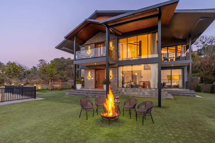 Savara w/ Heated Infinity Pool and Jacuzzi, Kasauli