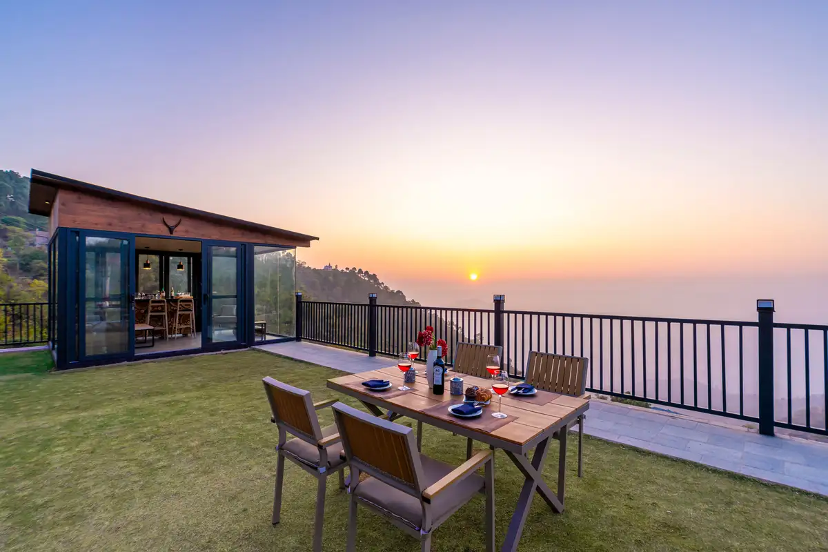 Savara w/ Heated Infinity Pool and Jacuzzi, Kasauli