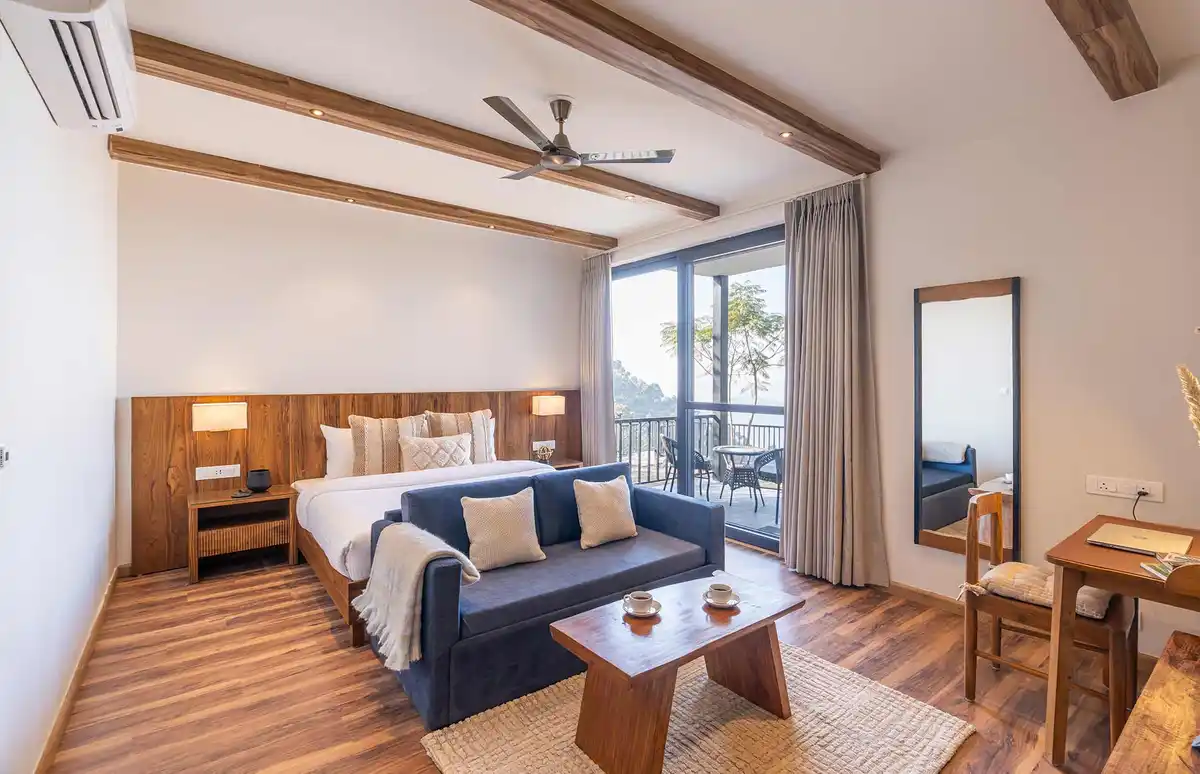 Savara w/ Heated Infinity Pool and Jacuzzi, Kasauli