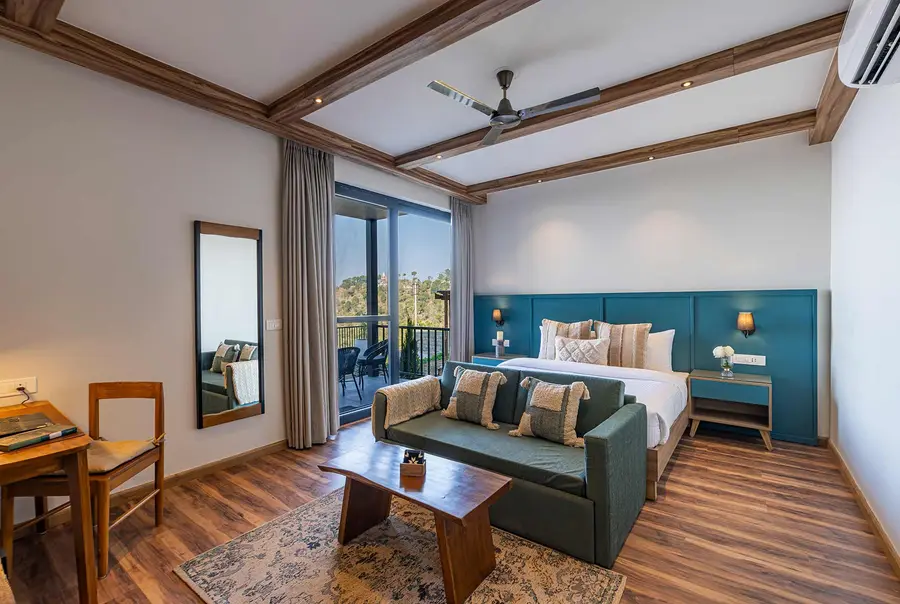 Savara w/ Heated Infinity Pool and Jacuzzi, Kasauli