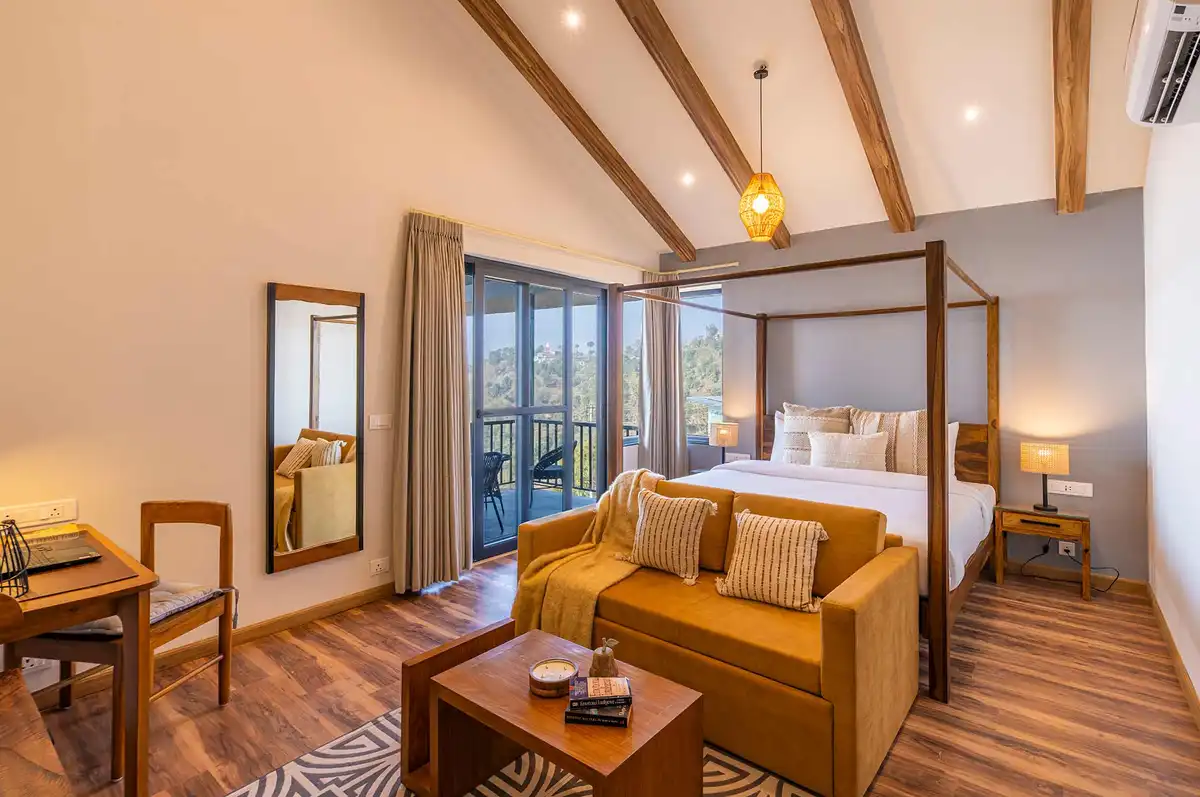 Savara w/ Heated Infinity Pool and Jacuzzi, Kasauli
