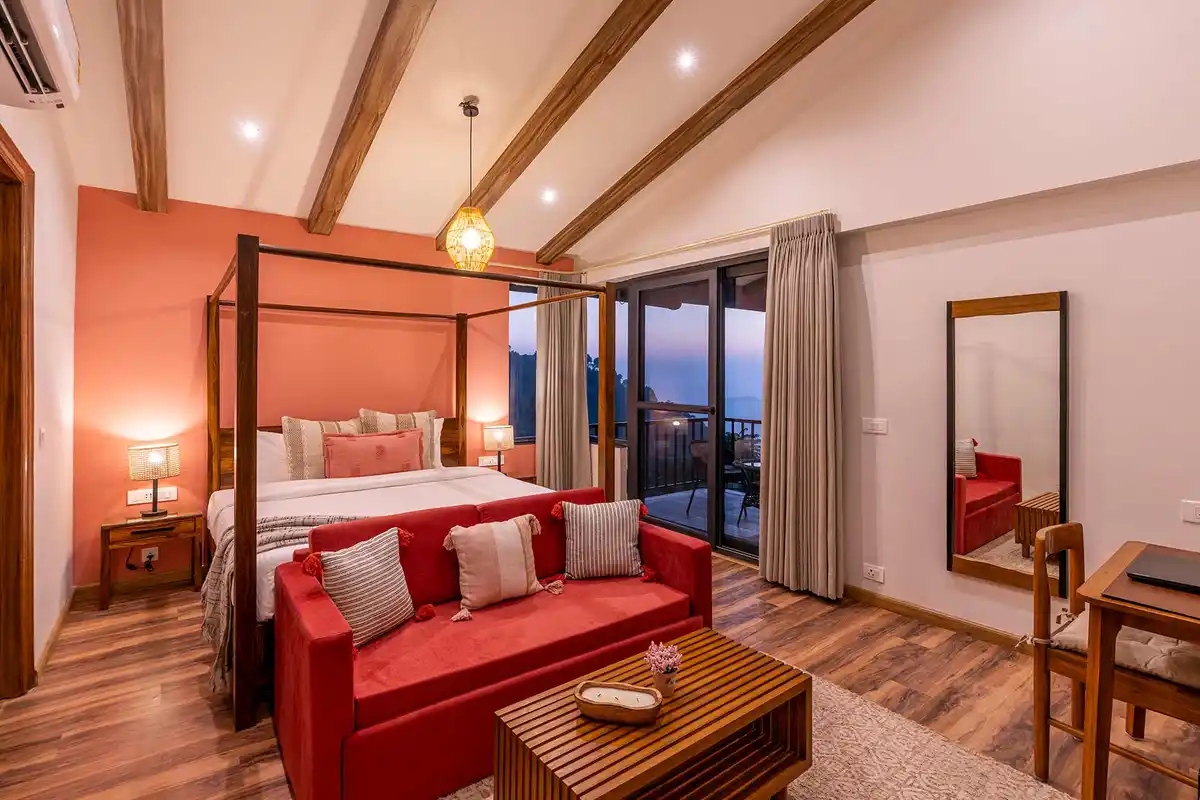 Savara w/ Heated Infinity Pool and Jacuzzi, Kasauli