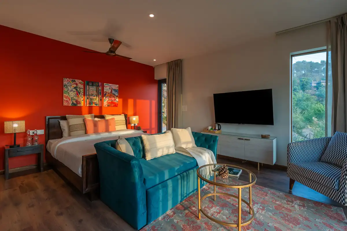 Savara w/ Heated Infinity Pool and Jacuzzi, Kasauli