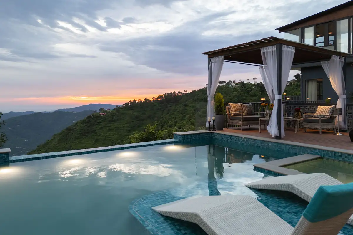 Savara w/ Heated Infinity Pool and Jacuzzi, Kasauli