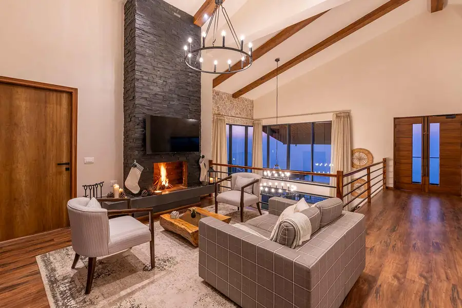 Savara w/ Heated Infinity Pool and Jacuzzi, Kasauli