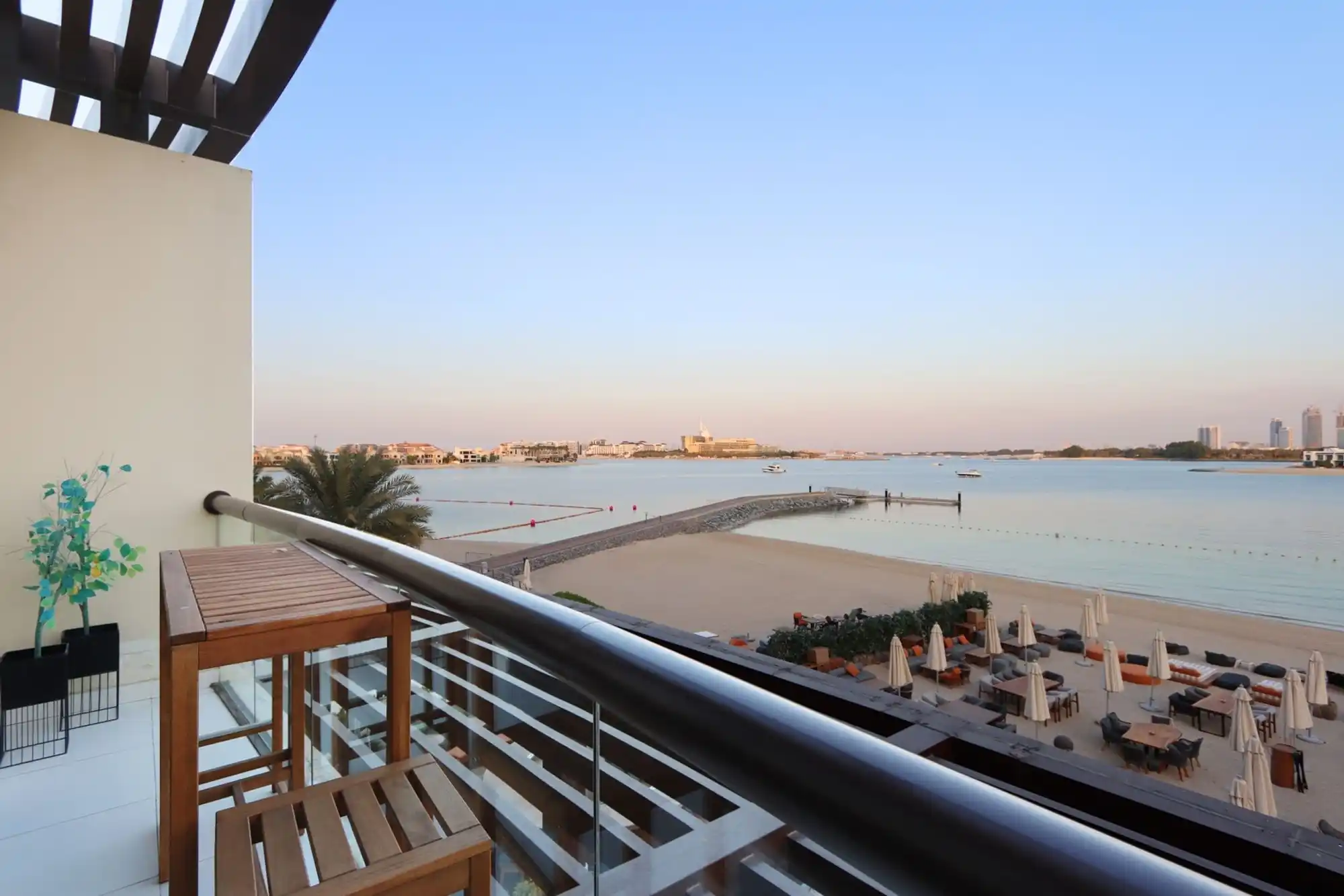 Seaside Studio in Palm Jumeirah, Beach Access, Dubai