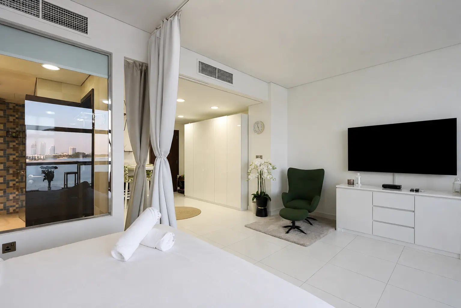 Seaside Studio in Palm Jumeirah, Beach Access, Dubai