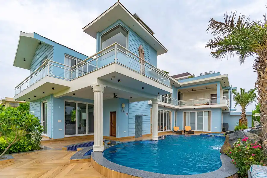 Serenity Farms w/ Pool, New Delhi