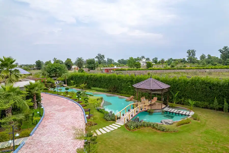 Serenity Farms w/ Pool, New Delhi