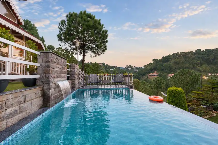 Shivangan W/Infinity Pool Kasauli, Kasauli