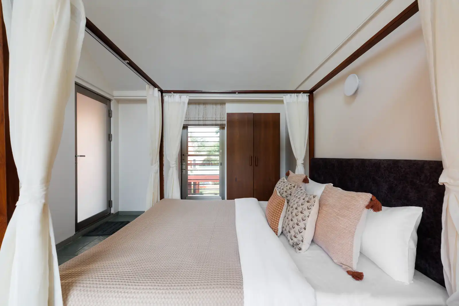 Sienna Breeze, Lonavala
