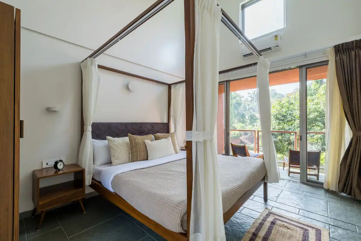 Sienna Breeze, Lonavala