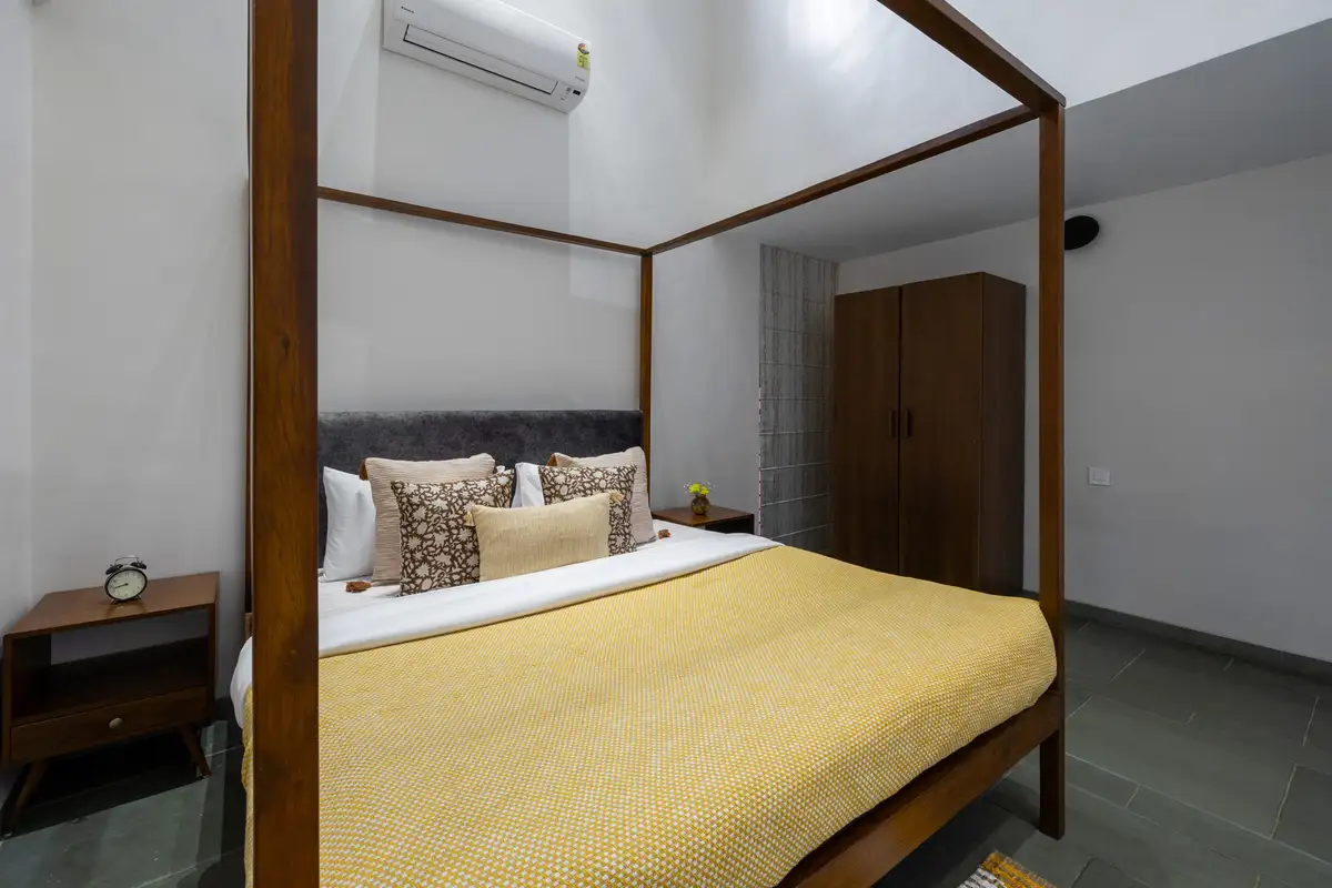 Sienna Breeze, Lonavala