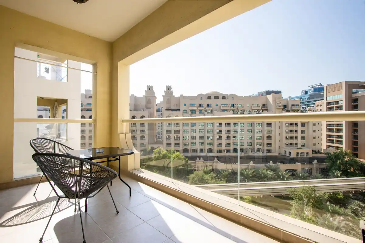 Spacious 1 BR in Shoreline Near Palm Mall, Dubai
