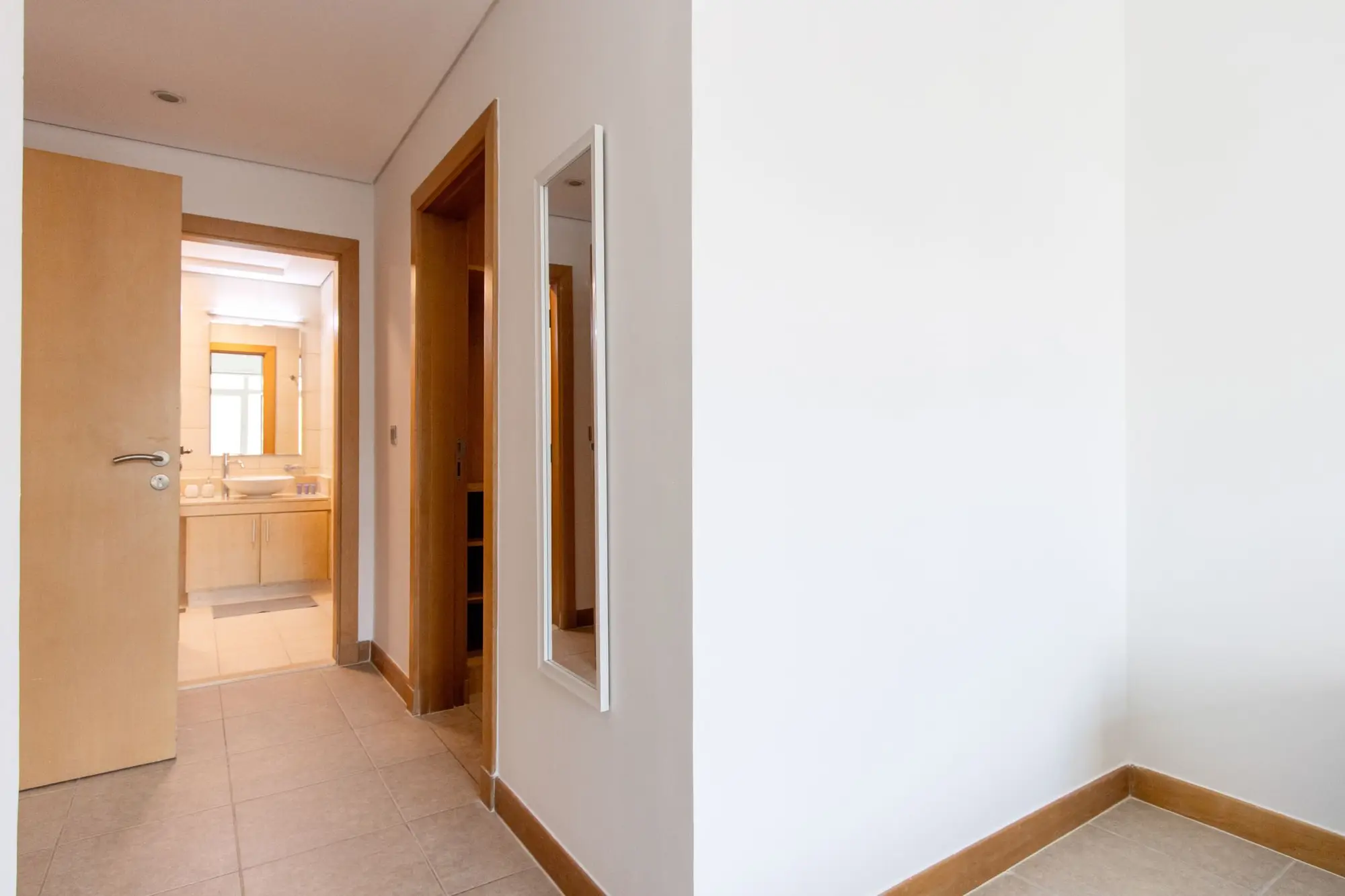 Spacious 1 BR in Shoreline Near Palm Mall, Dubai
