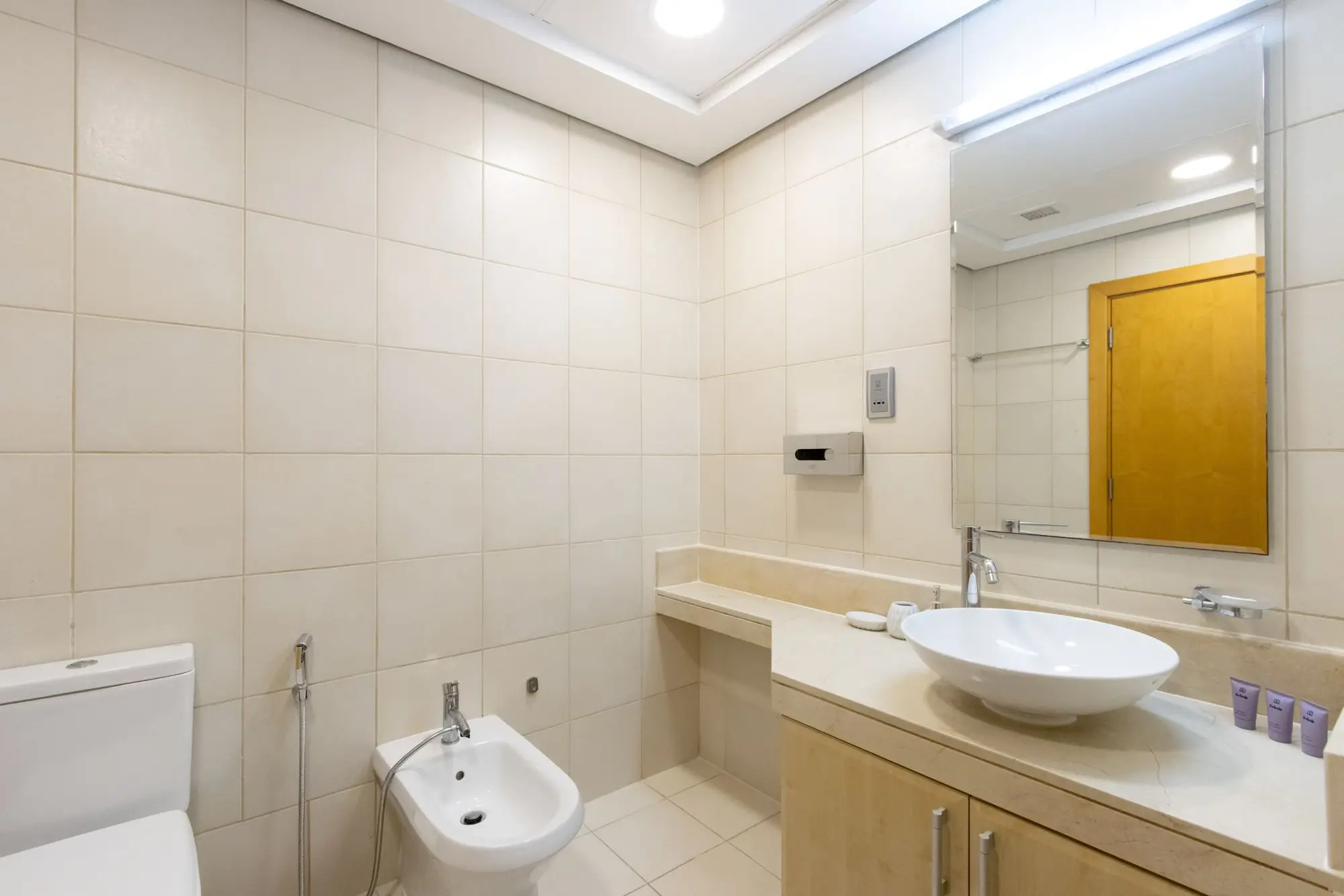 Spacious 1 BR in Shoreline Near Palm Mall, Dubai