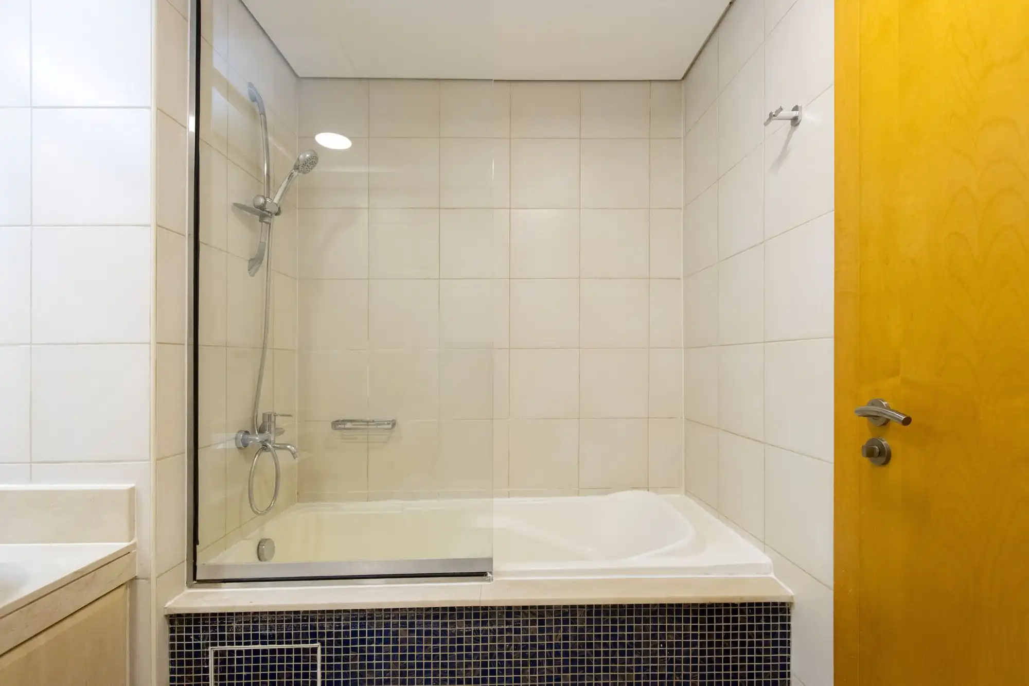 Spacious 1 BR in Shoreline Near Palm Mall, Dubai