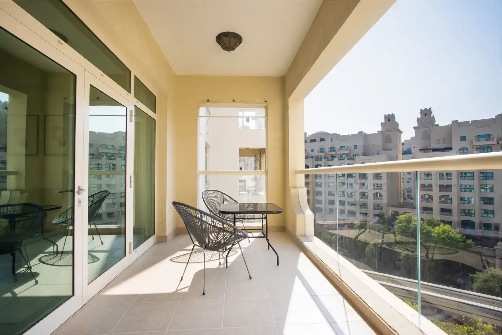 Spacious 1 BR in Shoreline Near Palm Mall, Dubai