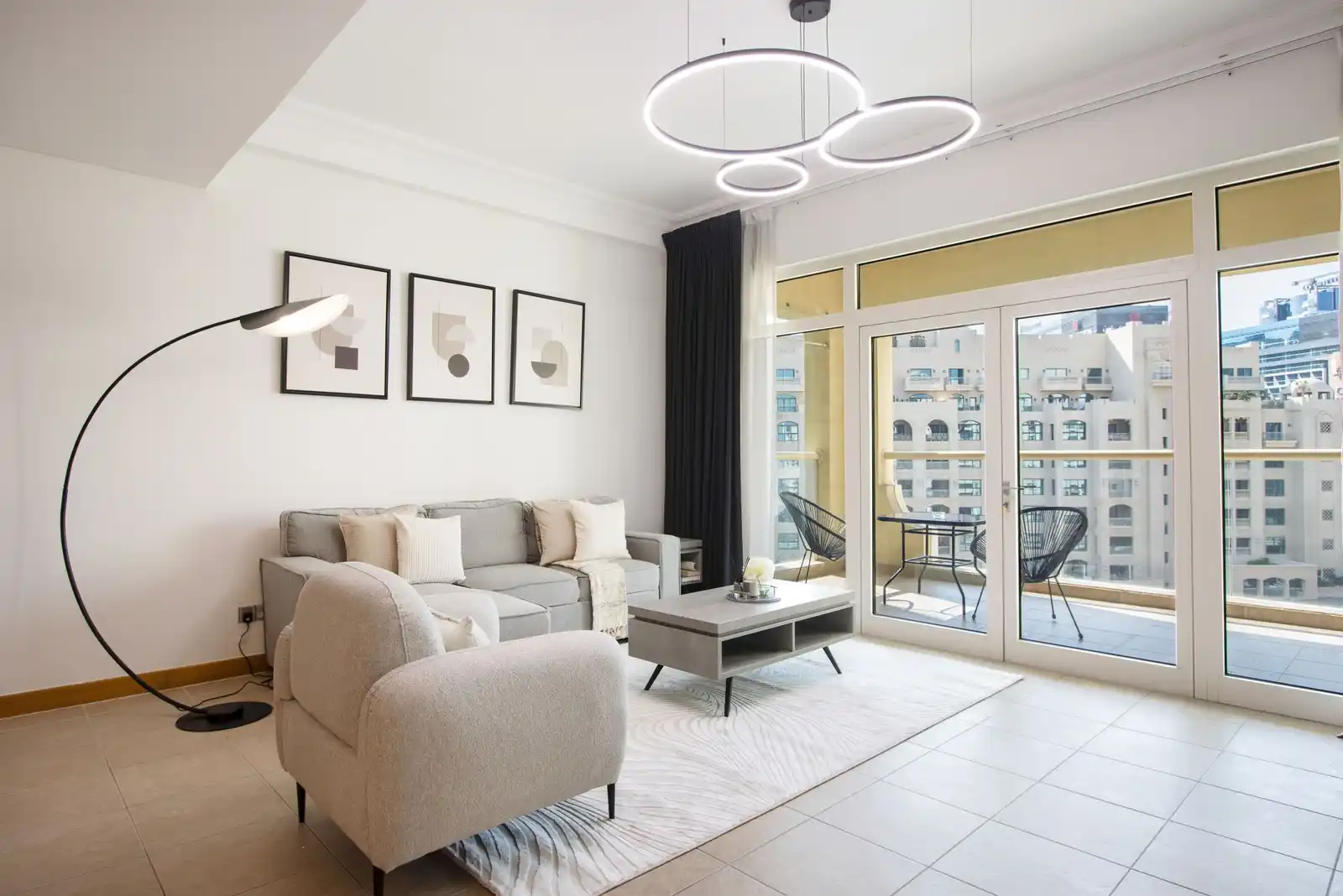 Spacious 1 BR in Shoreline Near Palm Mall, Dubai